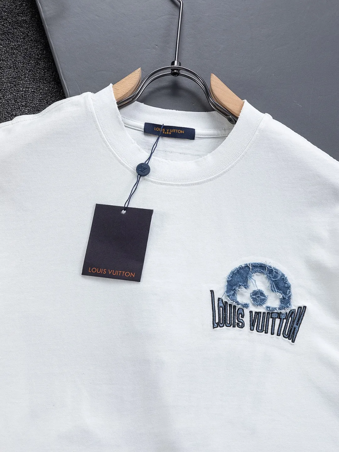 🅿️200 Louis Vuitton 1V LV lv slightly wide version S-XL LV 26ss new products are available at counters simultaneously. Multiple craftsmanship. Water-worn front and rear denim patches with letters 🪡 embroidery. Round neck short-sleeved T-shirt, same style for men and women! Consigned to one-to-one creation. Synchronized with the official website, pure cotton fabrics at the counter! It is close to the skin and comfortable, durable and easy to wear. It has a classic and simple logo design and meticulous original craftsmanship. Short-sleeves, a must-have item for men, do not appear to be the same for the general public, but must be unique and eye-catching. This LV short-sleeve is all about quality, comfort, the same shape and fashion as always, including fabrics and cutting techniques. All of them have been made with great effort! 320 grams of washed pure cotton fabric, pure cotton is breathable, very refreshing and comfortable for daily wear. The rib knitting on the neckline is smooth and tight, and the neckline will not be skewed if you toss it at will. The loose version, you will find that it looks really good on the upper body. The overall is minimalist and neat, super versatile for daily use! Pair it casually with a pair of pants for a youthful look. A T-shirt will make your outfit crazy. It is a fashionable item that can never go wrong! Color: Black White Size: S-XL Size chart: S: Shoulder width 50-Bust 56-Length 70 M: Shoulder width 52-Bust 57-Length 72 L: Shoulder width 54-Bust 59-Length 74 XL: Shoulder width 56-Bust 62-Length 76